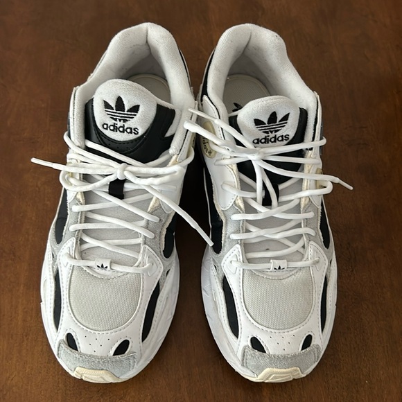 Wmns ASTIR adidas size 81/2 “white black” - Picture 1 of 6